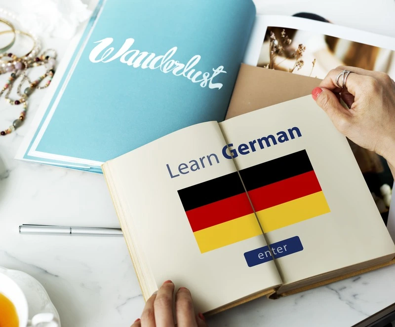 Иммигрант учит немецкий в Германии.
