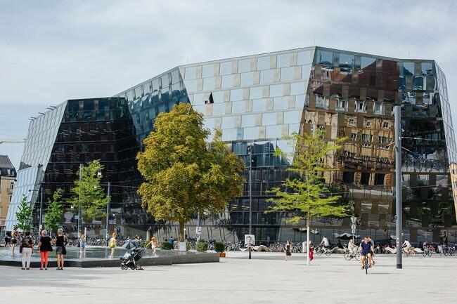 Здание библиотеки Universitätsbibliothek Freiburg в Германии.