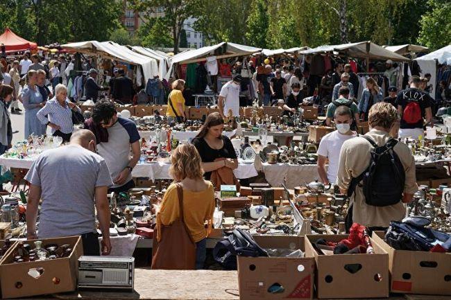 Фотография блошиного рынка в Mauerpark в Берлине.